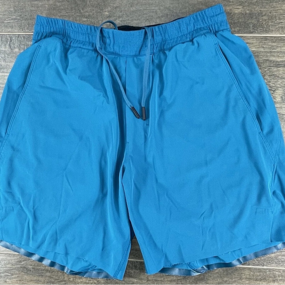 2 pairs!!!! 1 small 1 blue
Men’s Lululemon Small( blue )and Medium liner-less